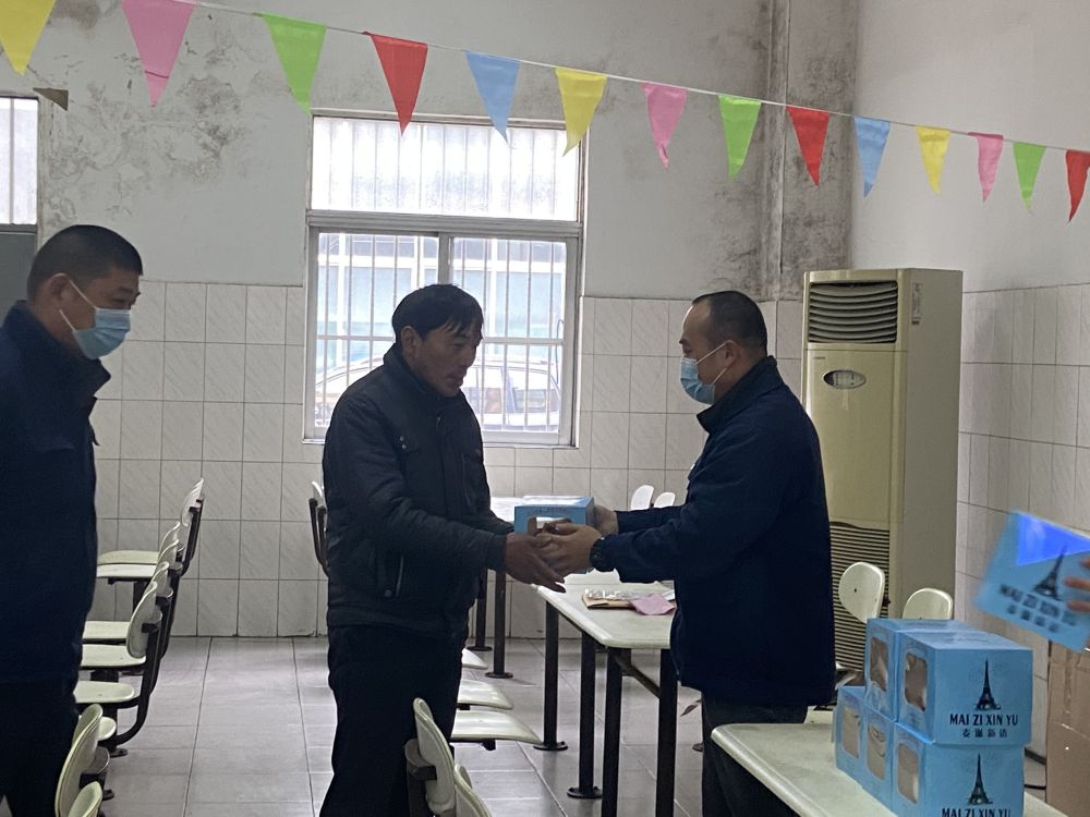 俞峰廠長(zhǎng)為員工送蛋糕.jpg